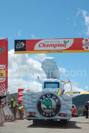 La caravane Škoda au sommet du Port de Balès (554x)