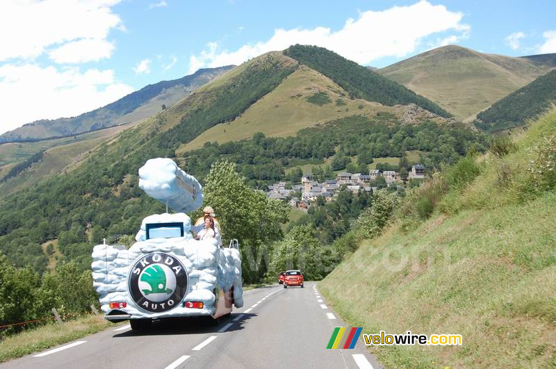 De Škoda reclamecaravaan in de afdaling van de Col de Peyresourde