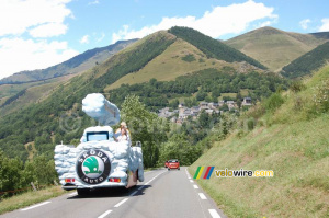 La caravane Škoda dans la descente du Col de Peyresourde (556x)