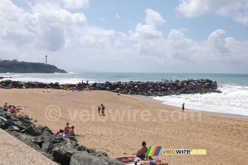 Het strand en de gekleurde pier in Anglet