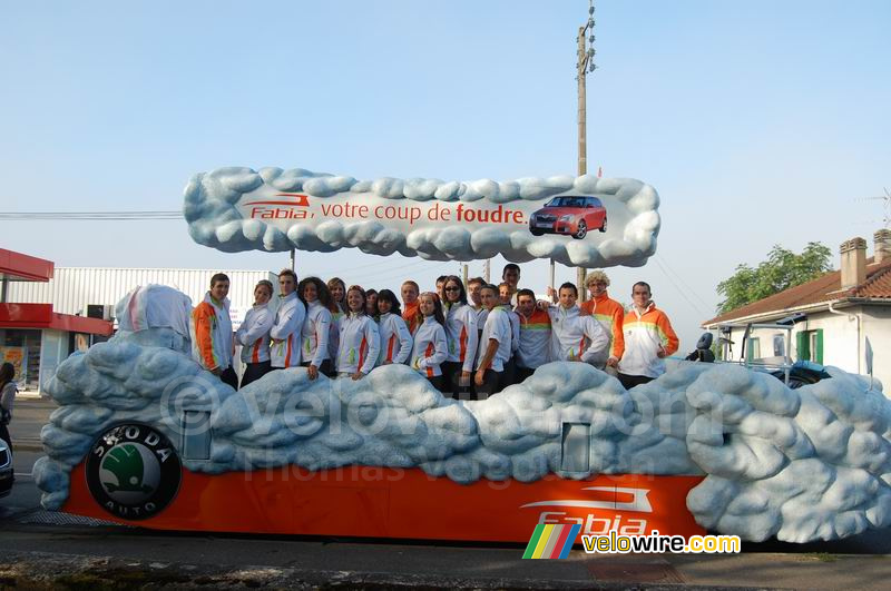 Het volledige team van de Škoda reclamecaravaan in Orthez