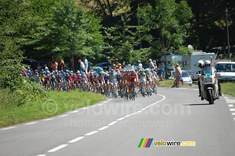Het peloton met Barloworld en Agritubel op kop