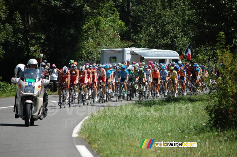 Het peloton met Barloworld (inclusief de bolletjestrui) op kop