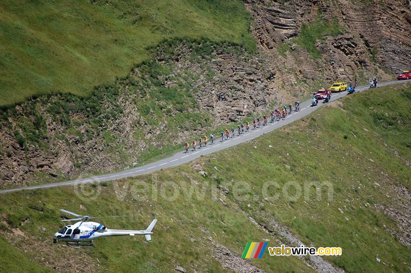 Een groepje renners en de televisiehelicopter op de Port de Larrau