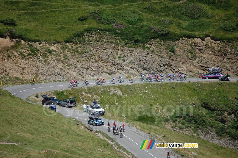 Een paar groepjes renners op de Port de Larrau