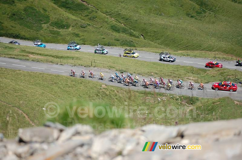 Renners en ploegleidersauto's op de Port de Larrau
