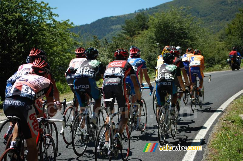 De kop van het peloton op de Col de la Pierre-Saint-Martin