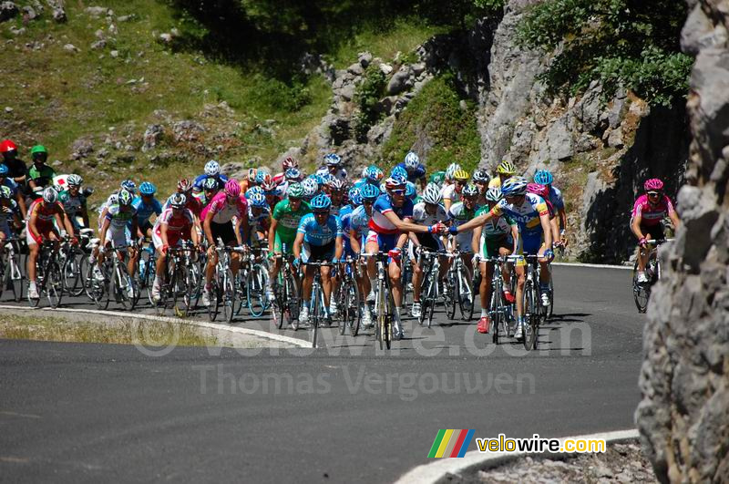Christophe Moreau (AG2R) geeft Martin Elmiger een bidon