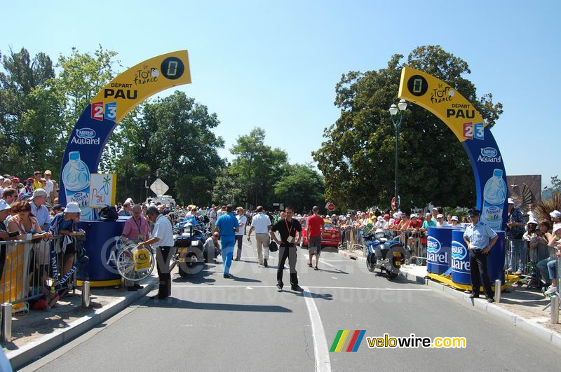 De startboog van de etappe Pau > Castelsarrasin