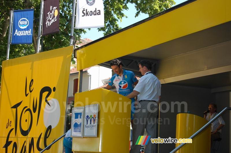 Laurent Lefevre (Bouygues Telecom) zet zijn handtekening