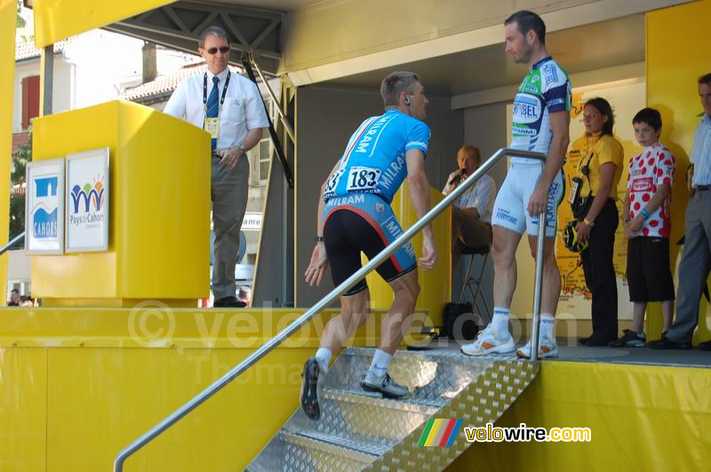 Ralf Grabsch (Milram) begroet Benoit Salmon (Agritubel)