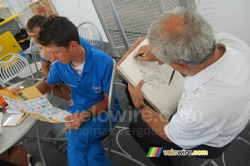 Paolo Bossoni (Lampre-Fondital) wordt gekarikatureerd