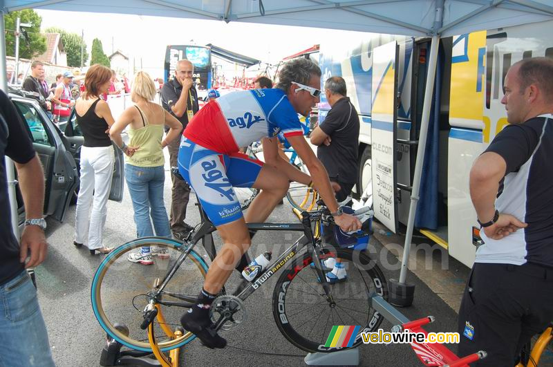Christophe Moreau (AG2R) aan het warmrijden in Cognac