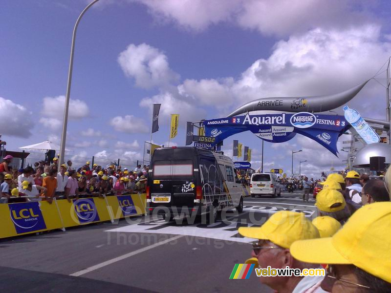 De aankomst in Angoulême met de bezemwagen