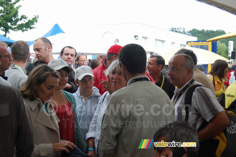 Als Laurent Jalabert naar de Orange stand kwam was het snel erg druk