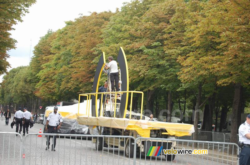 De laatste hand wordt gelegd aan het podium