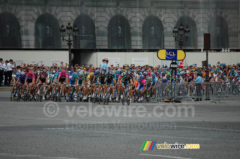 Het peloton achtervolgt Freddy Bichot
