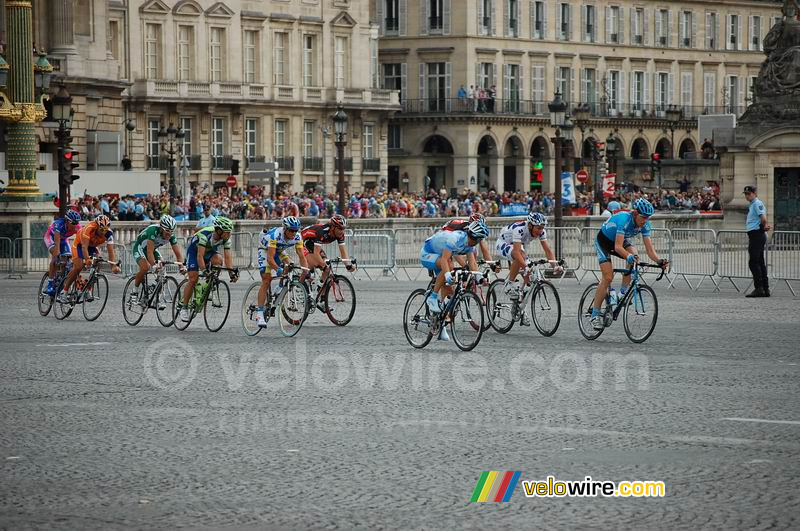 Een groepje op kop gevolgd door het peloton