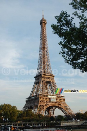 The Eiffel tower with the Rugby World Cup logo (456x)