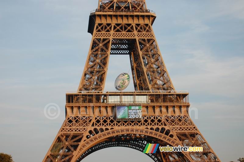La Tour Eiffel avec l'énorme ballon de rugby à l'intérieur (2)