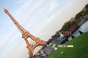 La Tour Eiffel avec le ballon de rugby et le mur 'open' d'Orange (593x)