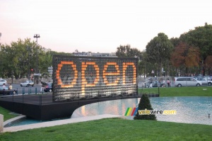 Le mur 'open' d'Orange by night (484x)