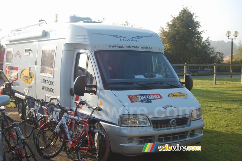 De camper van het Chocolade Jacques wielerteam