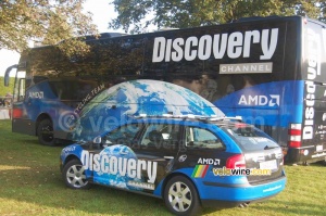 Une voiture et le bus de l'équipe cycliste Discovery Channel (1143x)