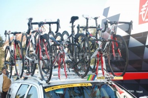 Des vélos sur la voiture Caisse d'Epargne (606x)