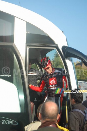 Oscar Pereiro Sio (Caisse d'Epargne) descend du bus (684x)