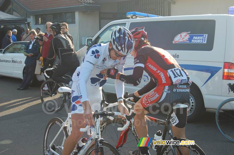 Mathieu Perget (Caisse d'Epargne) houdt Jérémy Roy (Française des Jeux) tegen