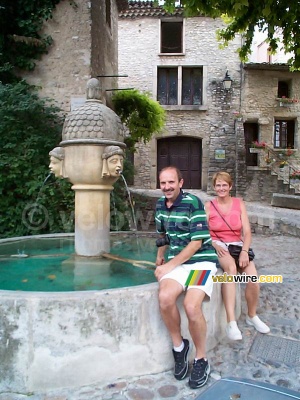My parents in front of the fountain in the old part of Vaison-la-Romaine (410x)