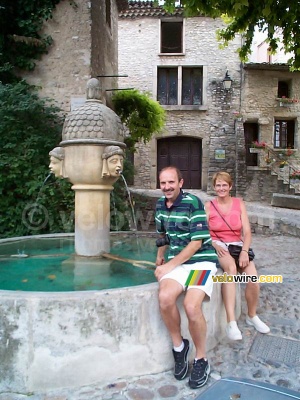 Mes parents devant la fontaine dans le vieux Vaison-la-Romaine (273x)