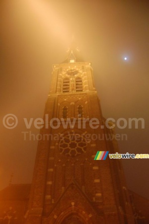 On voit encore l'église à travers le brouillard ?! (301x)