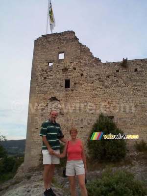 My parents in front of the castle of the old Vaison-la-Romaine (767x)