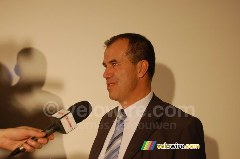 Vincent Lavenu wordt geïnterviewd door l'Equipe TV