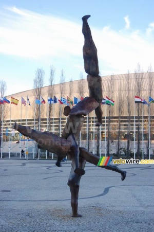 Une statue dans le parc de l'exposition mondiale de 1998 (443x)