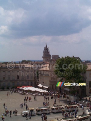 Avignon : la place devant le Palais des papes (254x)