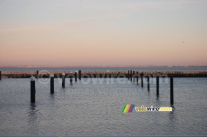 Des poteaux dans l'eau (643x)