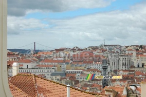 Lisbonne avec à gauche à l'arrière le Ponte 25 de Abril et à droite devant l'ascenseur Santa Justa (506x)