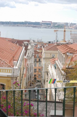 Une petite rue à Lisbonne (669x)