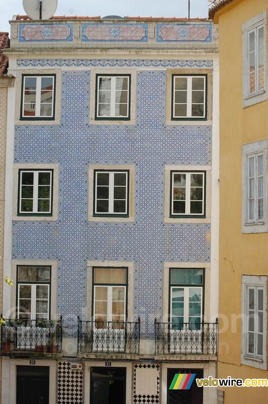 Une maison en carreaux en mosaïque bleue