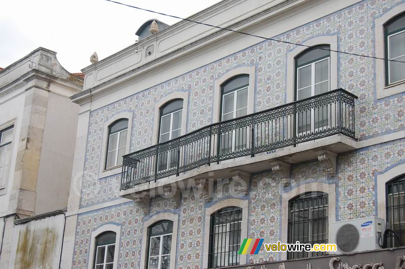 Een huis met blauwe mozaïeken tegeltjes (2)