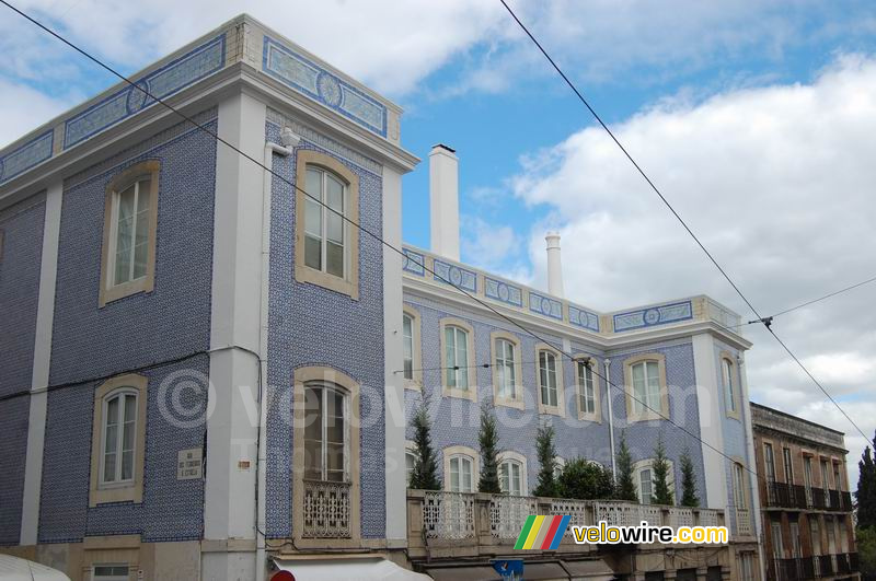 Een huis met blauwe mozaïeken tegeltjes (3)