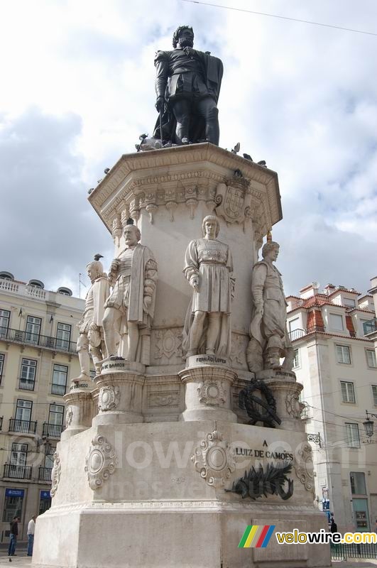 Une statue de Luís de Cames - poète