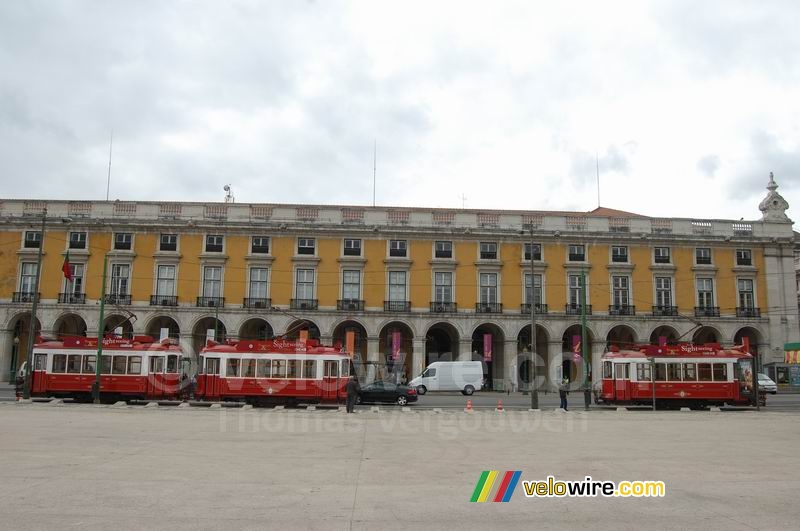 Des trams sur la Praça do Comércio