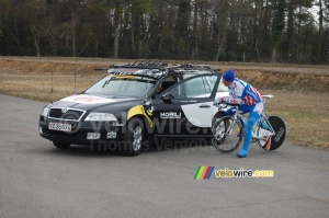 Robert Wagner (Skil Shimano Cycling) discute avec CSC ... (1263x)