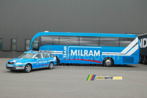 Une voiture et le bus de l'équipe Team Milram (1004x)