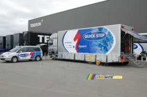 Le camion et une voiture de Quick.Step (1122x)
