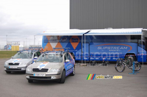 Le bus et les voitures de l'équipe Slipstream Chipotle (967x)